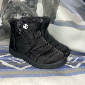 Black Womens Faux Fur Lined Waterproof Zip Up Ankle Boot Size 9 (40/250)